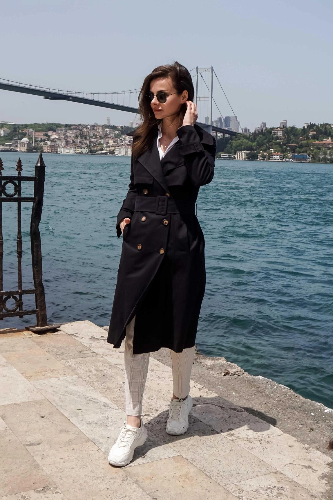 Trençkot Rehberi: Mevsim, Renk ve Kumaş Seçimiyle Zamansız Şıklık