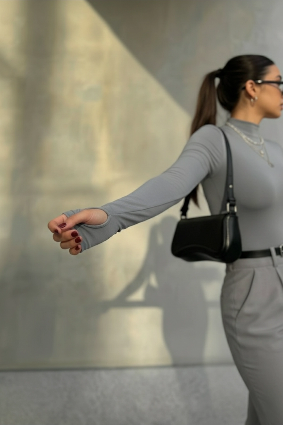 Parmak Geçmeli Kadın Body – Esnek Kumaş