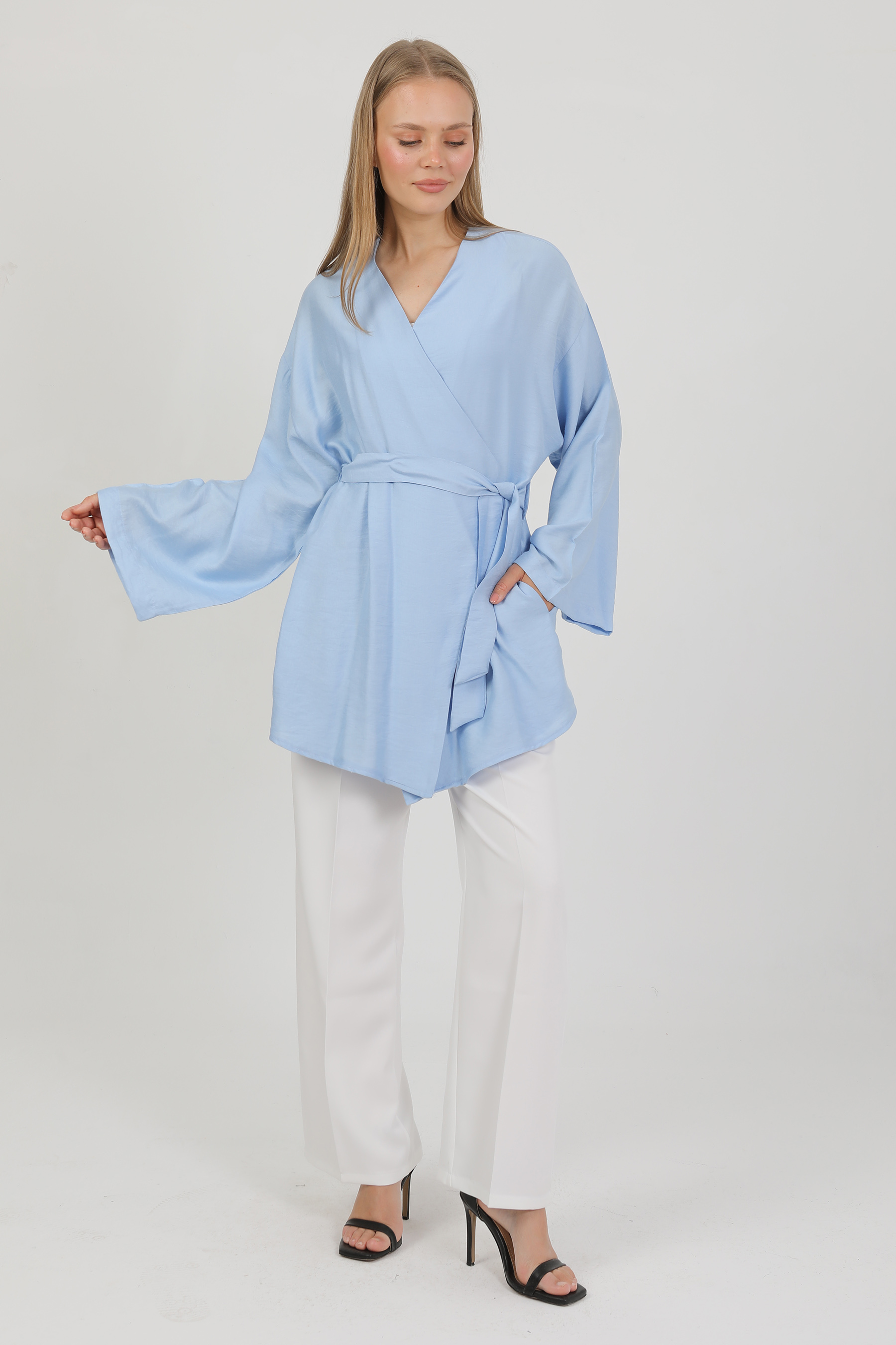 Doğal%20Viskon%20Kumaş%20Cepli%20Kemerli%20Kadın%20Kimono%201168%20–%20Yakasız,%20Hafif,%20Dökümlü,%20Yazlık%20Model